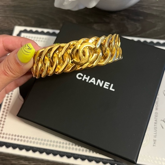 Chanel Vintage Oversized Weave CC Logo Bangle - Picture 2 of 10